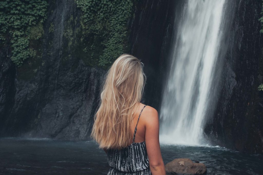 Hannah vor einem Wasserfall im Norden Balis