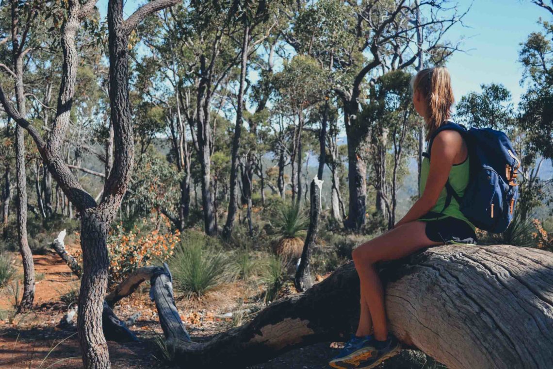 Beitragsbild für die Weltreise-Packliste: Hannah mit Rucksack in Western Australia in der Natur