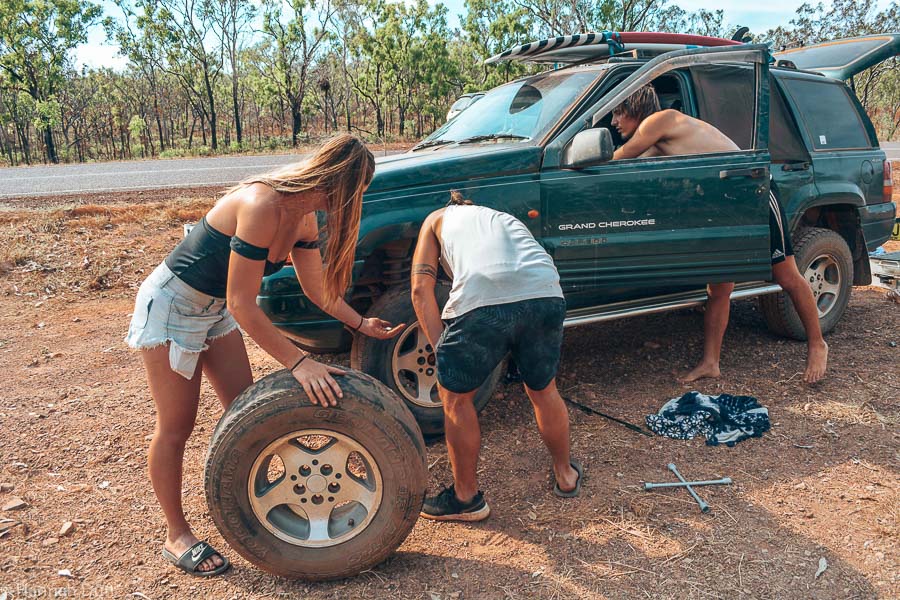 Autounfall im Outback - Geplatzte Reifen gehören hier zum Alltag 