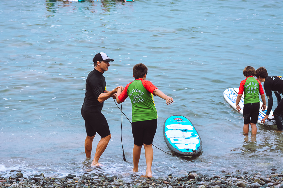 Surfunterricht bei der Surfschule JAH Surf in Peru