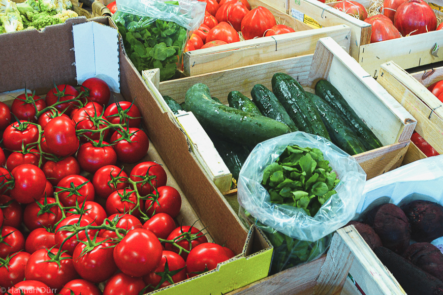 nachhaltig ernähren: frisches Gemüse auf dem Markt kaufen